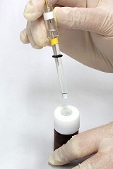 Pull out the RE-1BP reference electrode (Ag/AgCl) from the RE-PV Preservative vial for reference electrode.