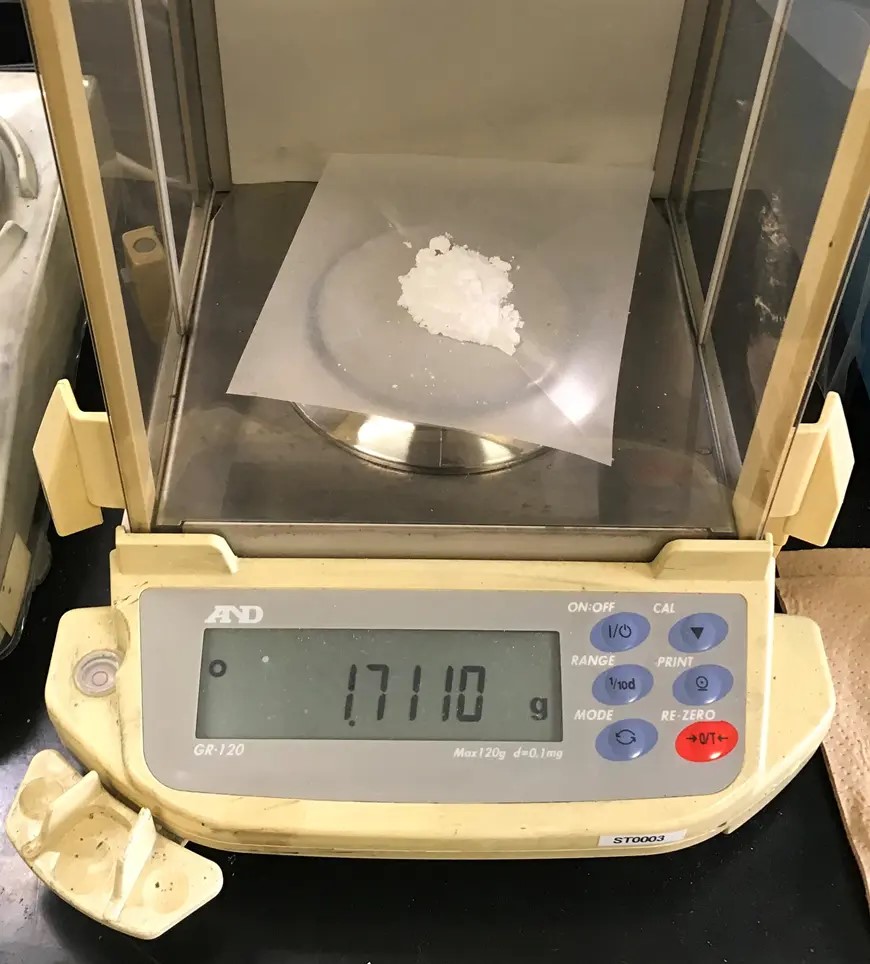 Fig. 2 Weigh 1.71 g tetrabutylammonium perchlorate using an analytical digital balance and medicine wrapping paper. The TBAP is then transferred from the medicine wrapping paper to a 50 mL beaker and a small amount of acetonitrile solution is added to the beaker to dissolve the TBAP.