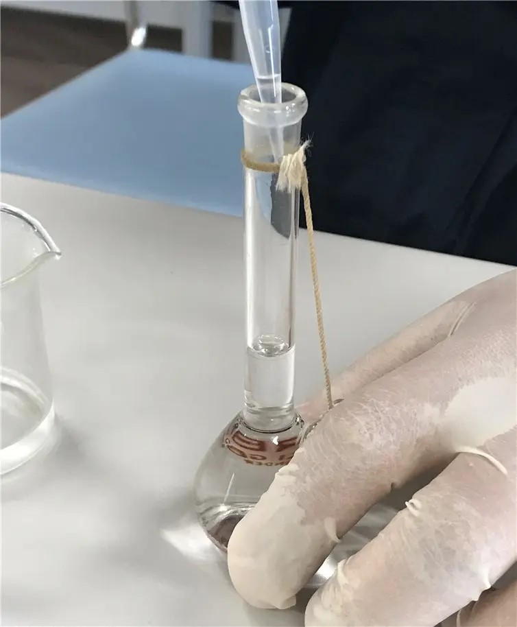 Fig. 5 Weigh the potassium ferricyanide (1) using directly the beaker 50 mL (2) with an analytical digital balance.