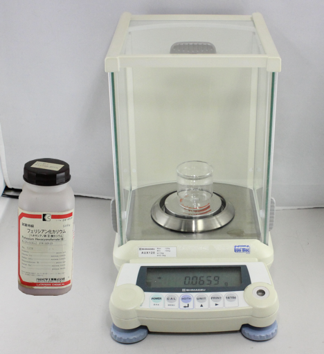 Fig. 5-1 Weigh the potassium ferricyanide (1) using directly the beaker 50 mL (2) with an analytical digital balance.